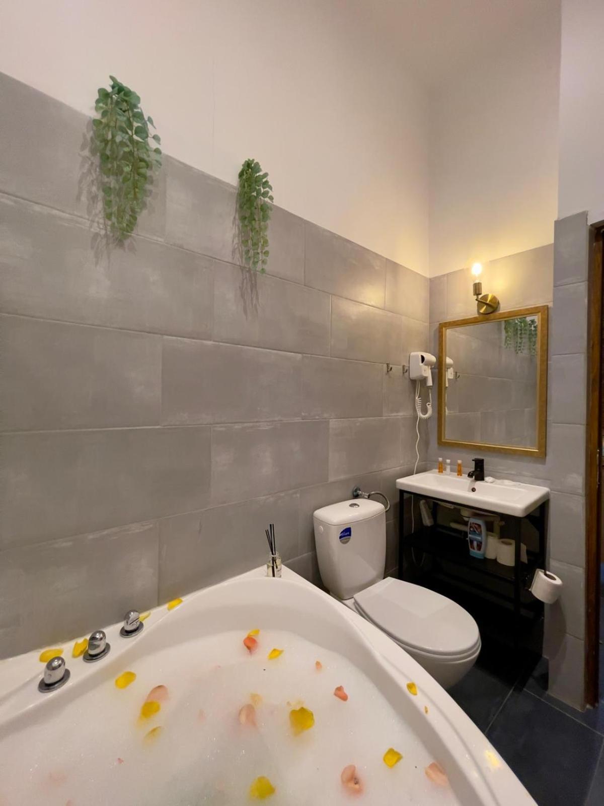 Old Town Jacuzzi Studio Bukares Bagian luar foto